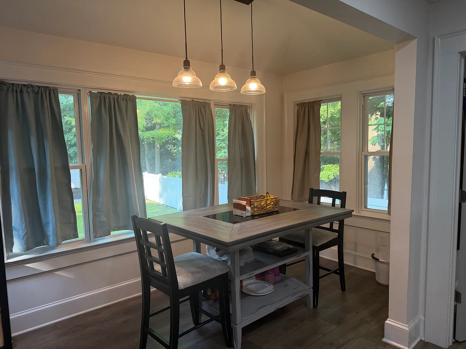 3 bed, 2.5 bath, 9999 sqft, $4,000 — Photo 3