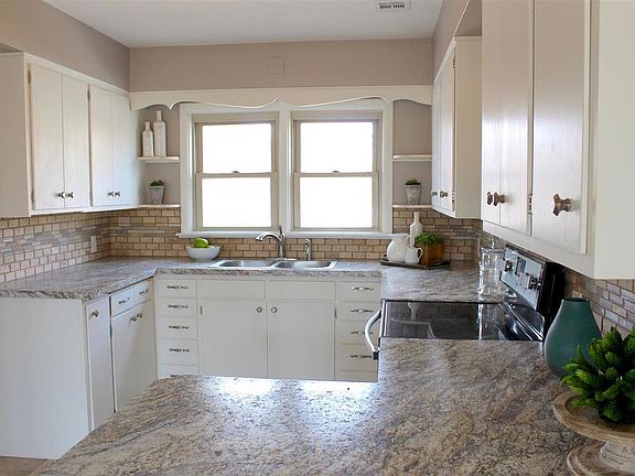 5th image of 305 W 30th Ave