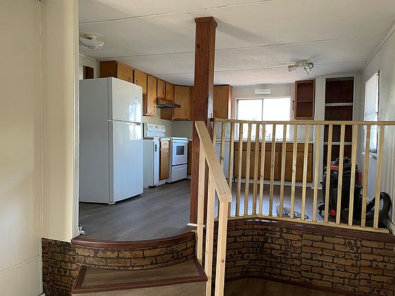 3rd image of 121 Roosa Ln