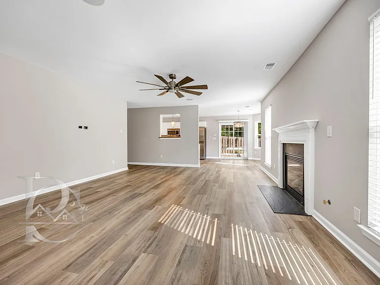 1039 Glencroft Dr — Photo 3
