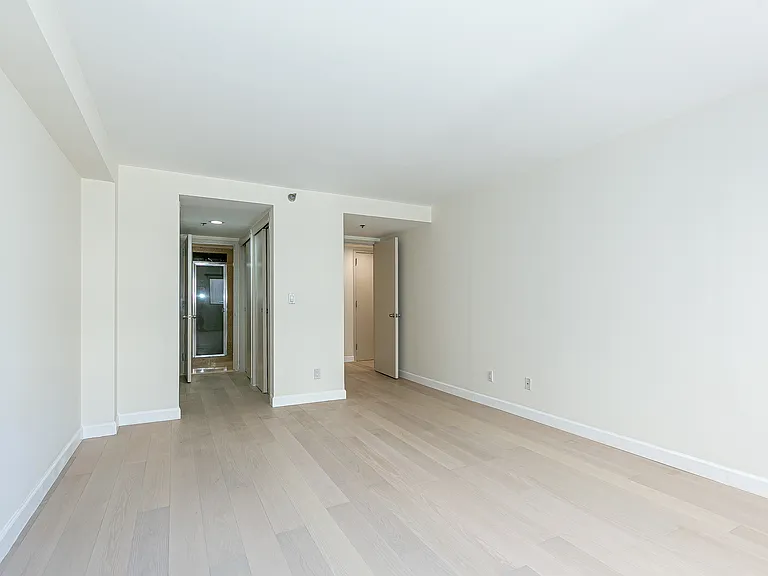 88 Cuttermill Rd #418 — Photo 17