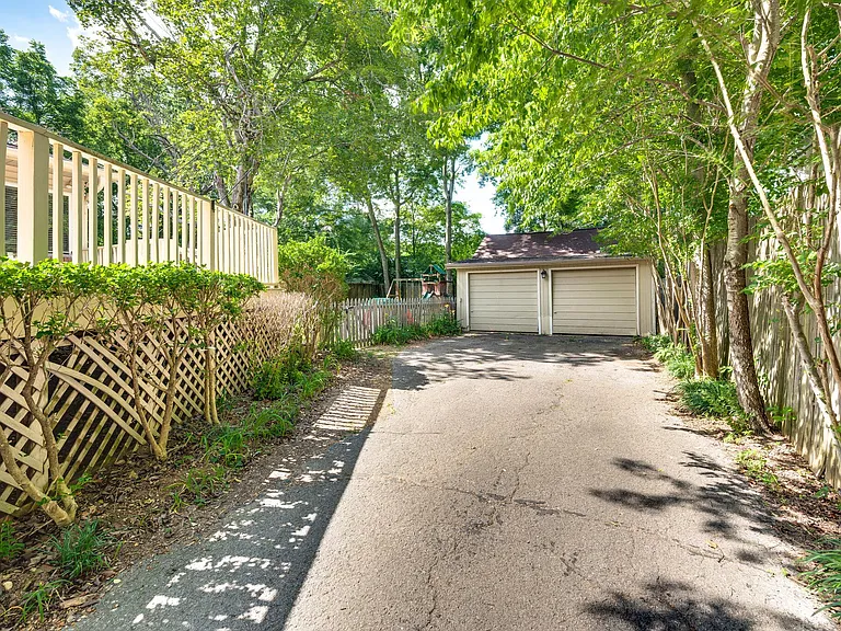 1114 Woodvale Dr — Photo 33
