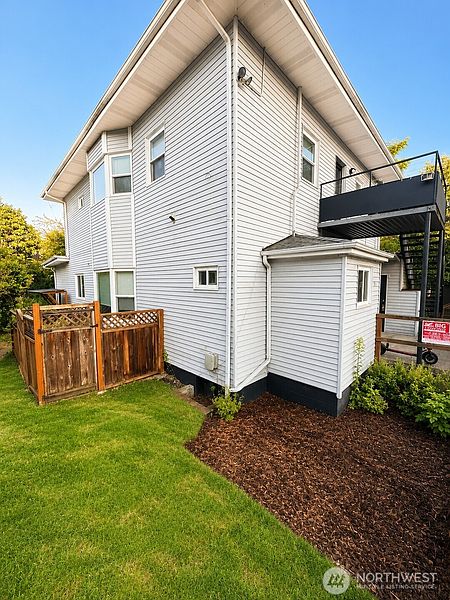 4th image of 815 15th Avenue E