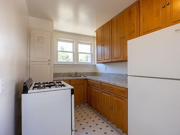 3rd image of 1206 Carmelita Ave APT 2