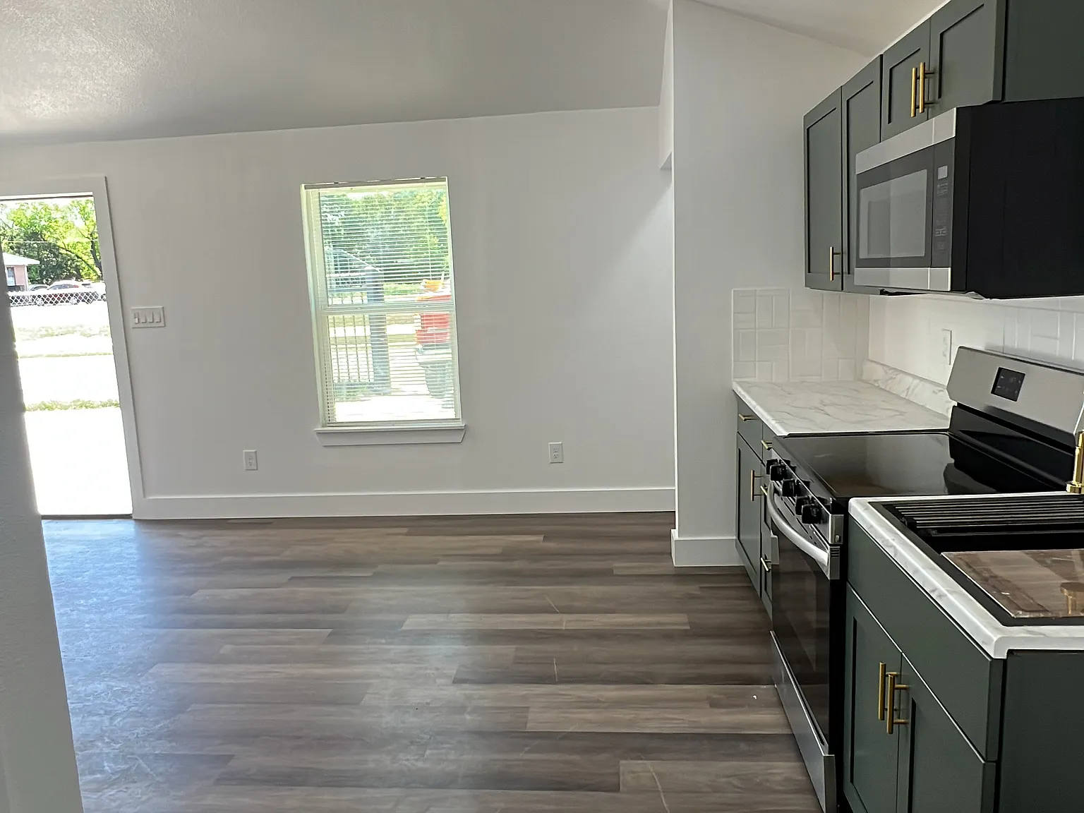1 bed, 420 sqft, $1,200 — Photo 3