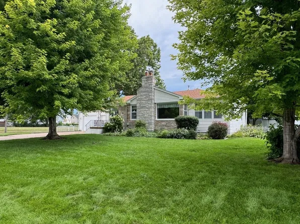 105 Lakeside Dr, Hastings, NE 68901