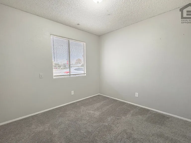 529 E 6th Dr — Photo 18