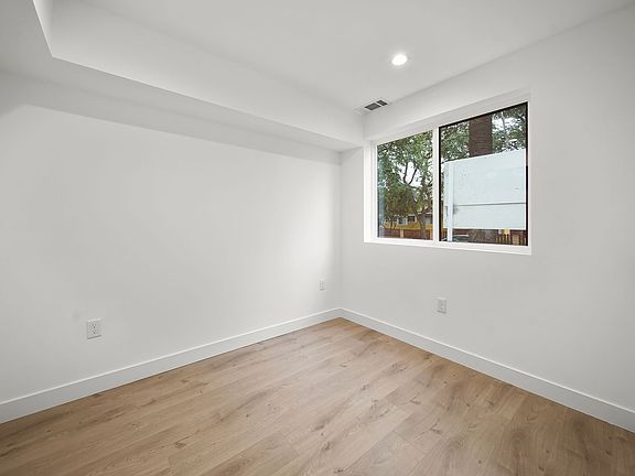 5th image of 171 S Hoover St #169-1/4