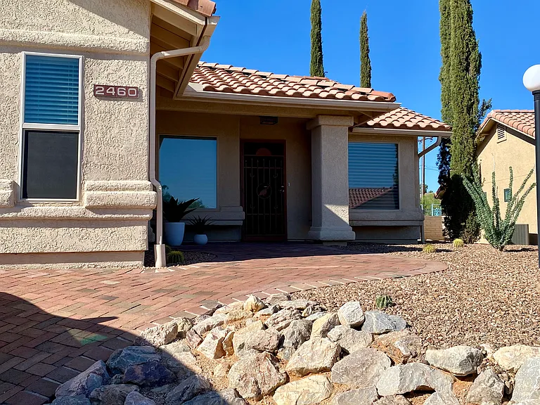 2460 W Catalpa Rd — Photo 2