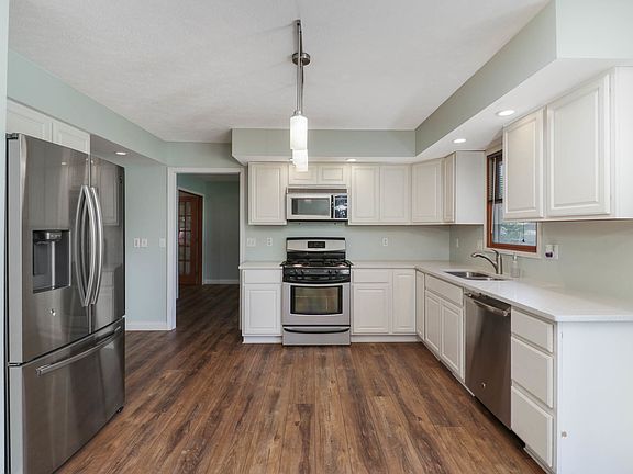5th image of 404 Sunset Dr