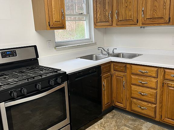 Kitchen - newer dishwasher, oven and refrigerator