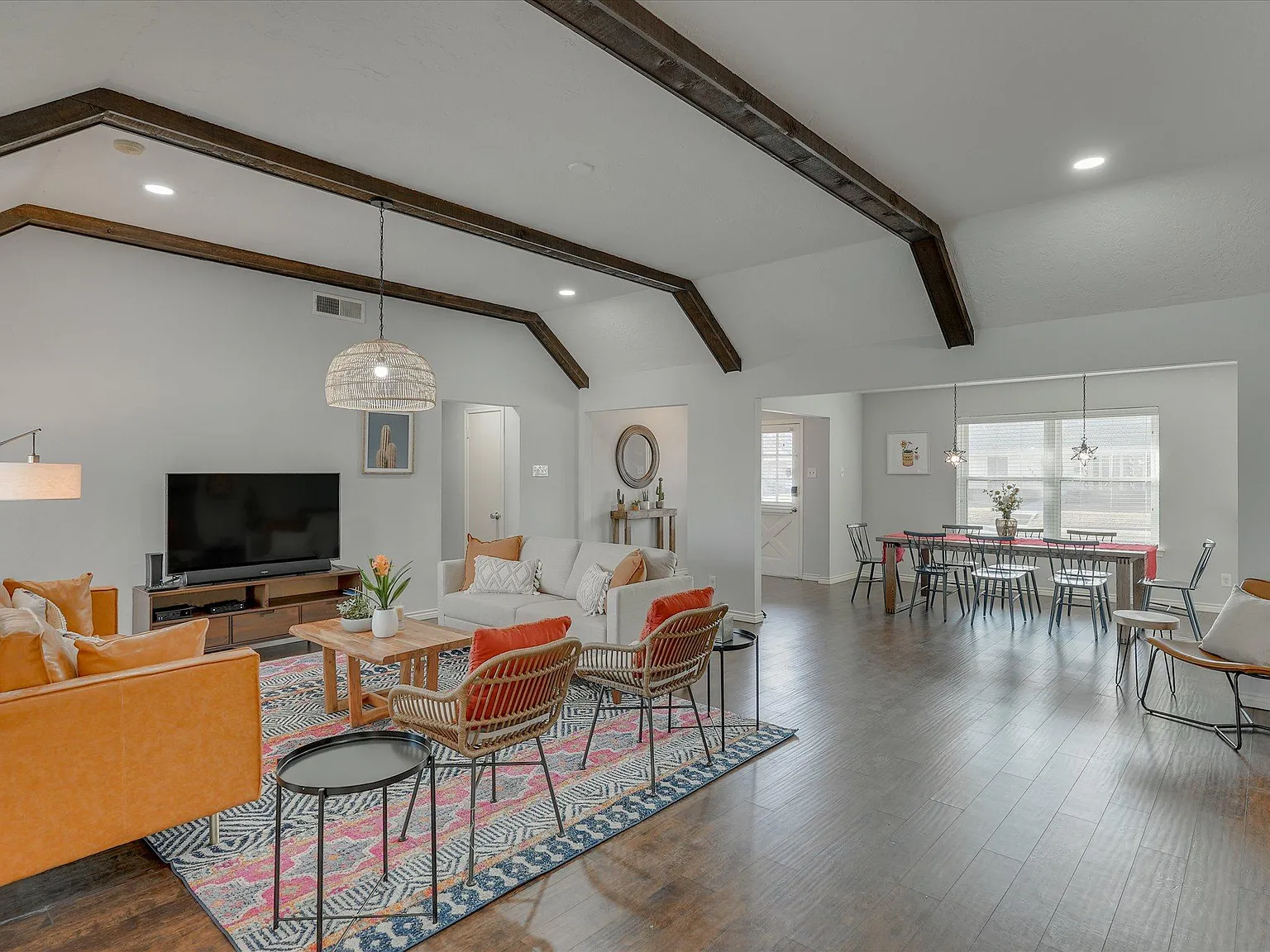 5 bed, 2.5 bath, 2337 sqft, $8,250 — Photo 4