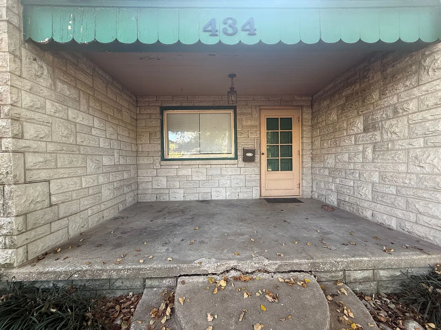 2 Bedroom 1 Bath With Bonus Room Available Now — Photo 2