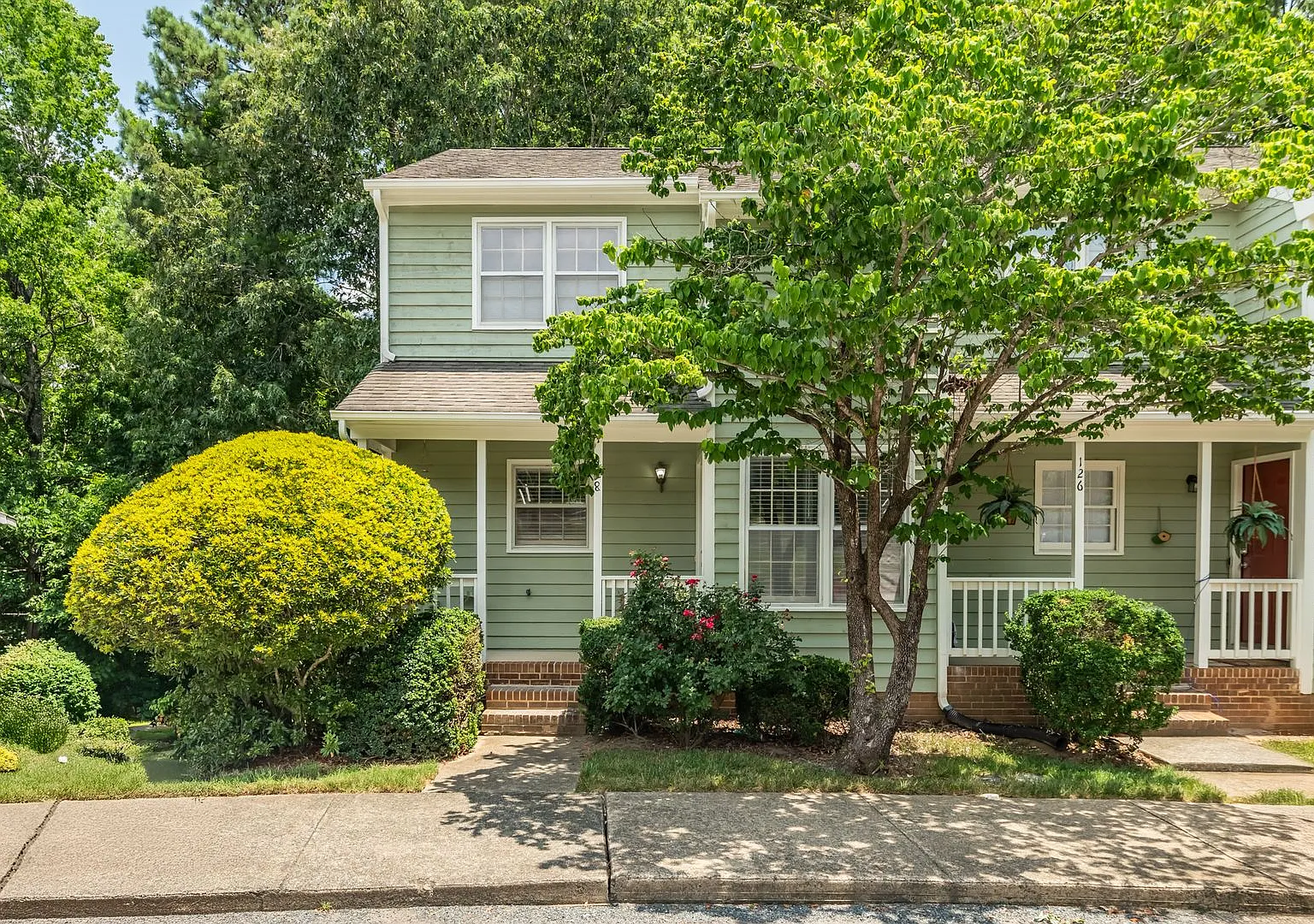 Price Drop + $500 OFF First Month's Rent! Woodcroft End of Unit Townhouse with Large Bedrooms — Photo 1