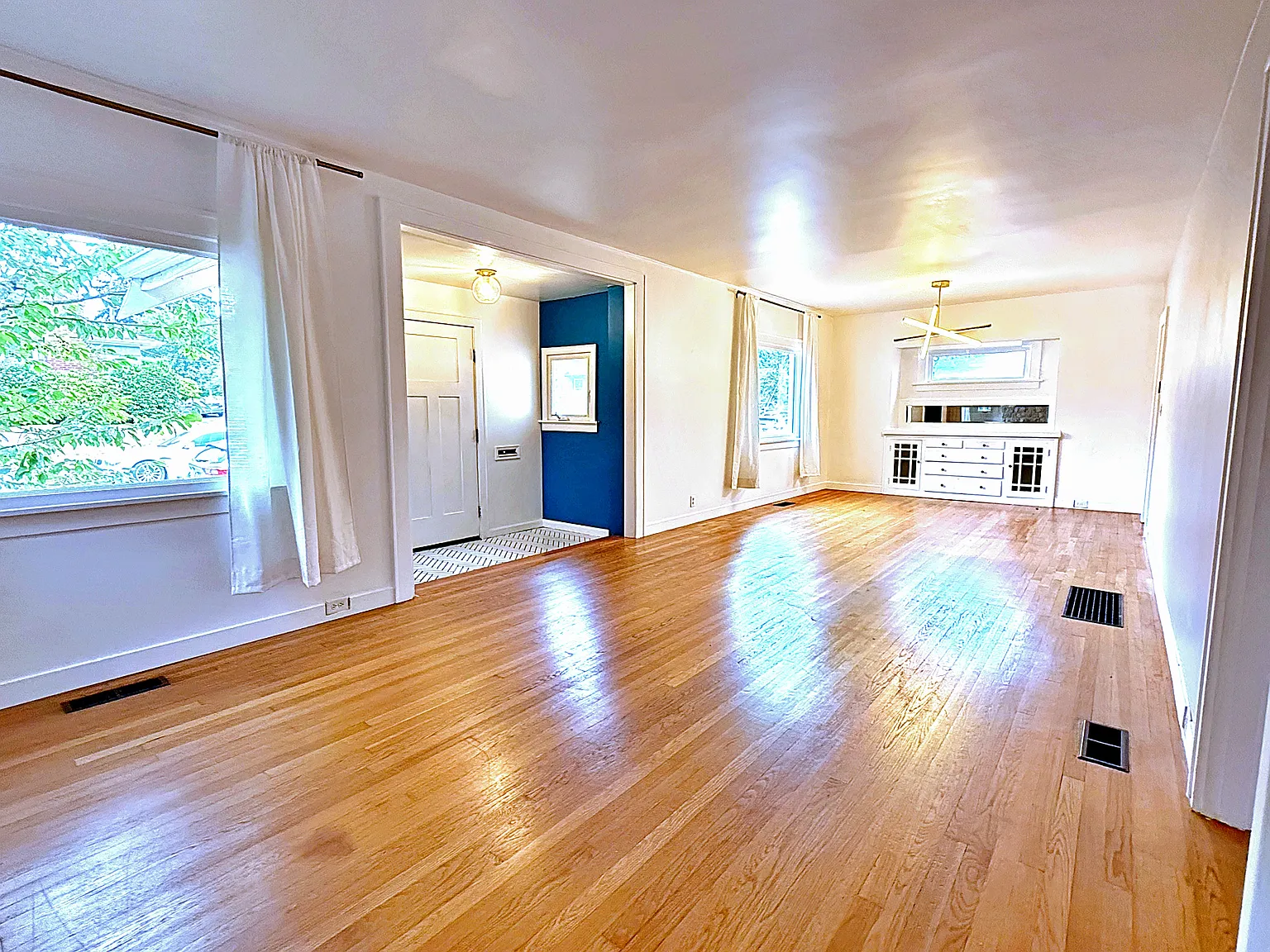 3 bed, 2233 sqft, $2,850 — Photo 4