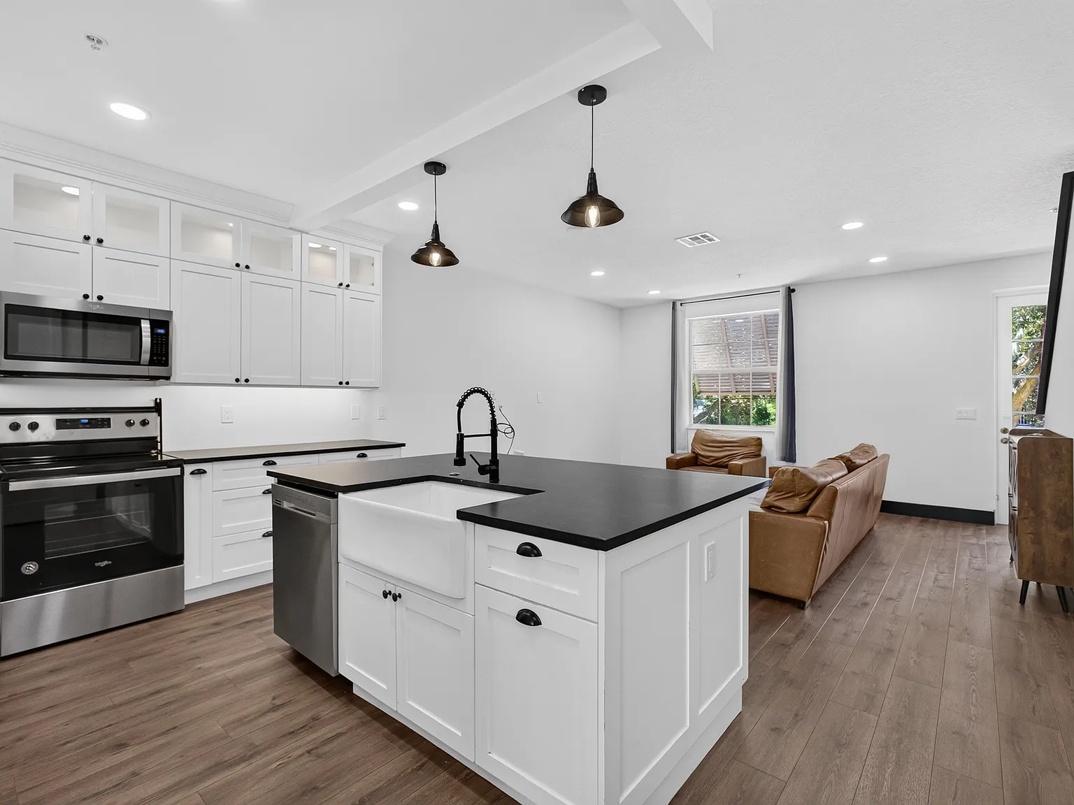 3 bed, 2.5 bath, 1450 sqft, $3,600 — Photo 4