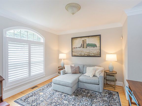 5th image of 1104 Harpers Way