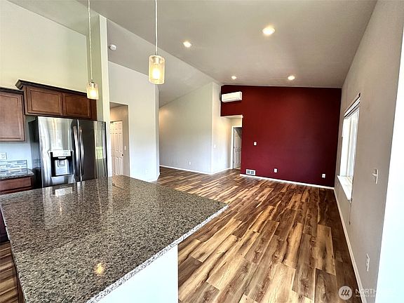 5th image of 523 Puffin Ave NE