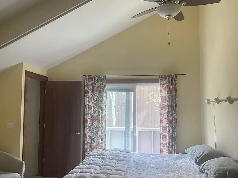220 Pinewood Ln #B4 — Photo 3