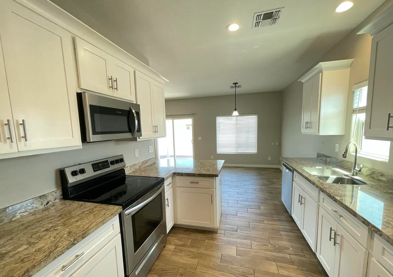 Beautiful 3 Bedroom with large fenced yard — Photo 3