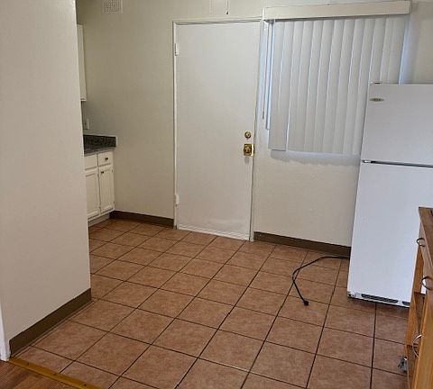 5th image of 1108 E Villa St #A