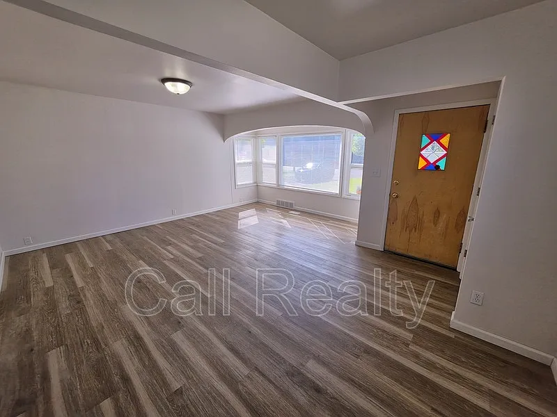 3 bed, 1.5 bath, 1600 sqft, $1,600 — Photo 2