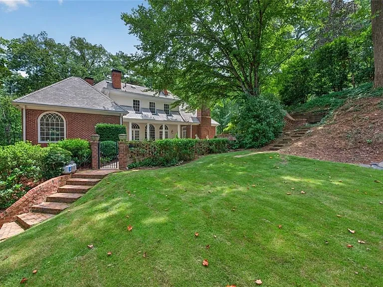 140 Valley Rd NW — Photo 3