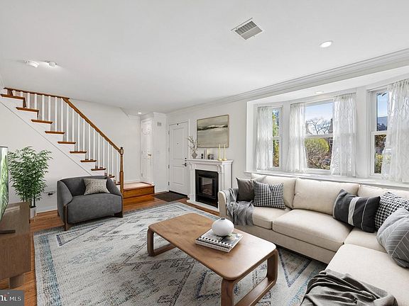 3rd image of 206 Oxford Hill Ln