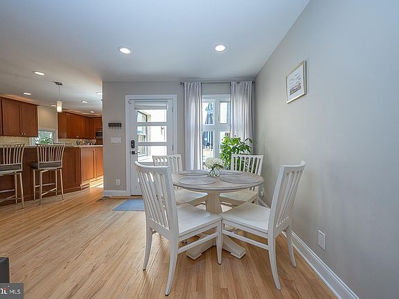 3rd image of 1035 Lombard St APT 4