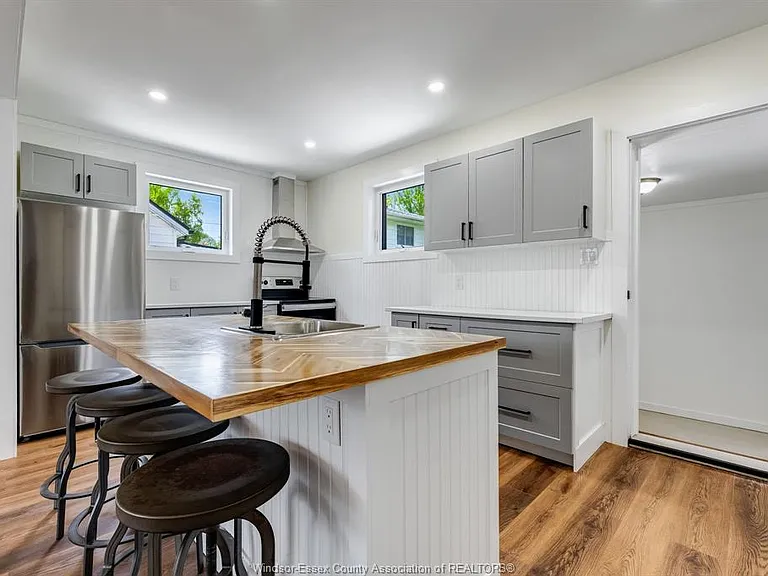 48 McLean St — Photo 9
