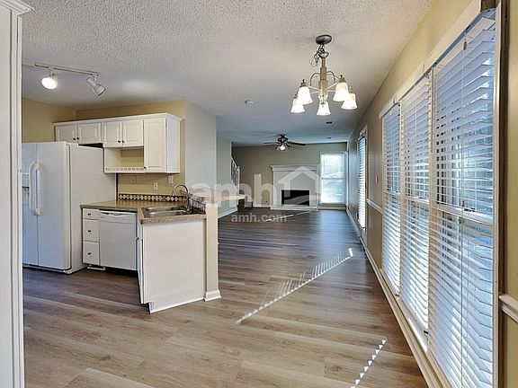 3rd image of 285 Thornbush Ln