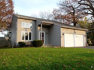 135 Oak Knoll Dr, Lake Villa, IL 60046