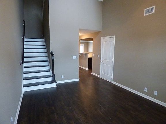 3rd image of 916 Granville Dr