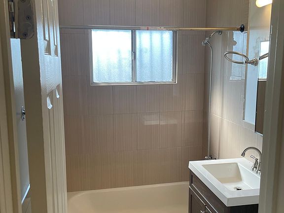 4th image of 10623 S Budlong Ave #7