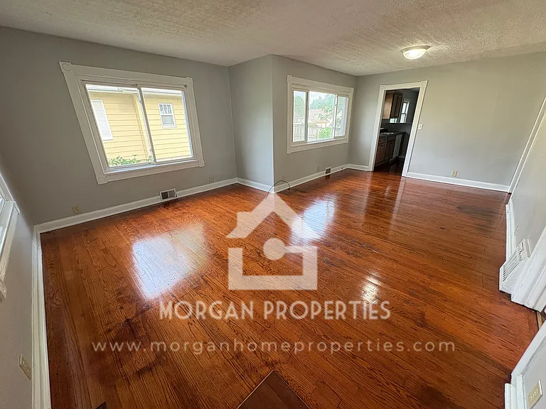 220 W 38th St — Photo 2