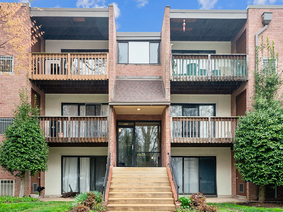 10724 W West Dr #204
