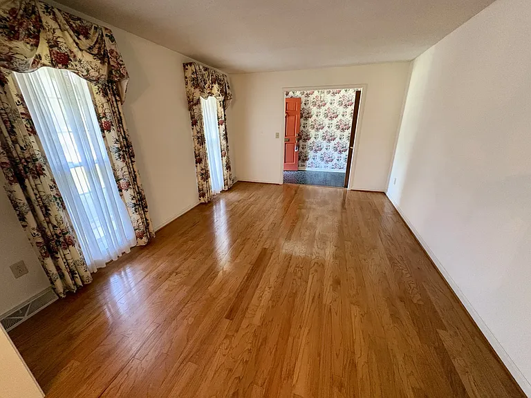 1003 Chambers Ln — Photo 6