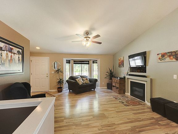 5th image of 2929 Lake Dr