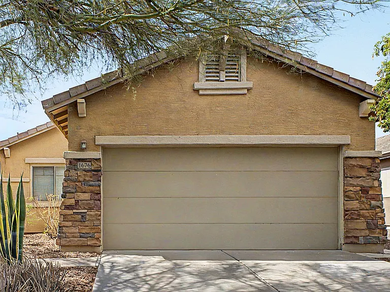 1676 W Morse Dr — Photo 2