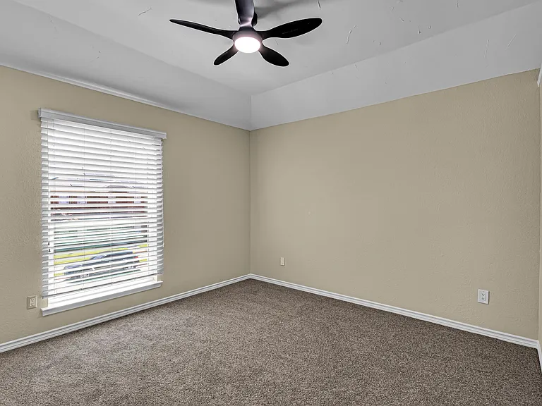 6906 Graham Dr — Photo 17