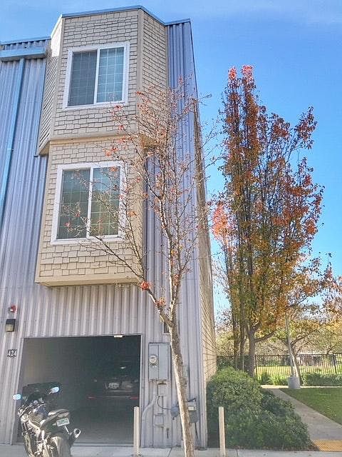 1st image of 424 Harriet Ln