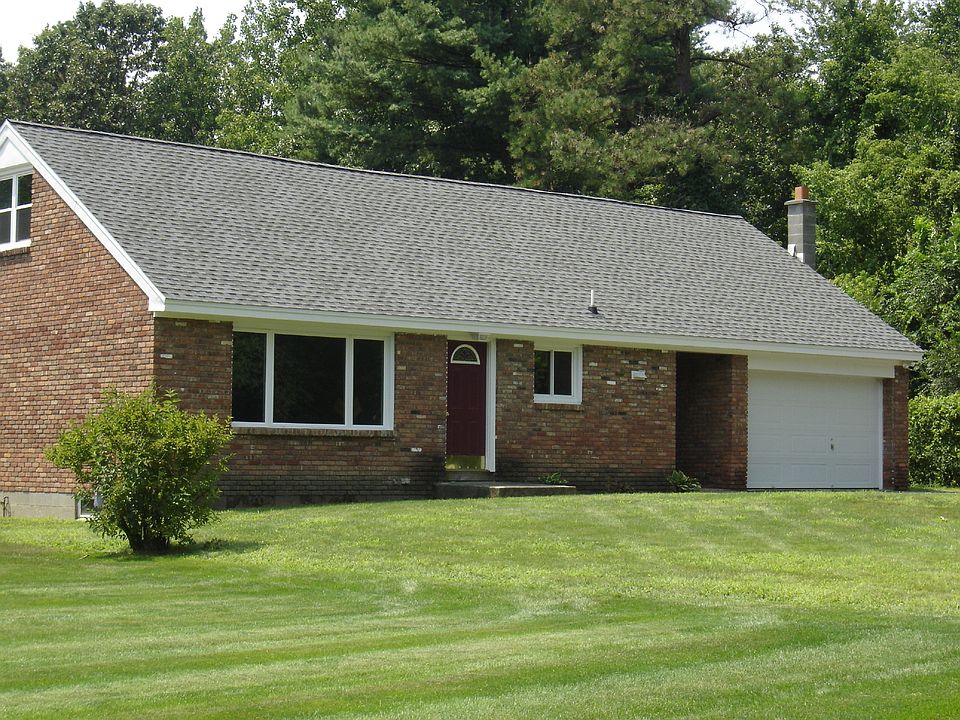 Peace and Privacy is yours in this 1+ Bedroom 2nd floor Apartment on a dead end street with nearby shopping conveniences!