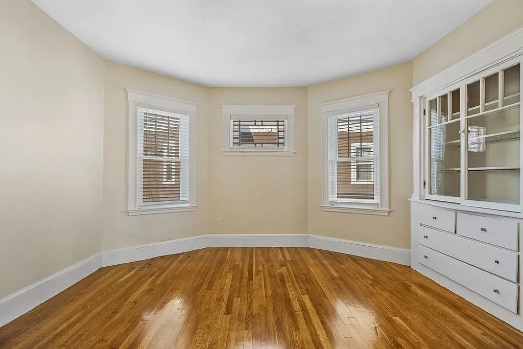 3 bed, 1000 sqft, $3,500 — Photo 3