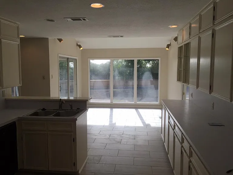 724 Whispering Oaks Dr — Photo 9