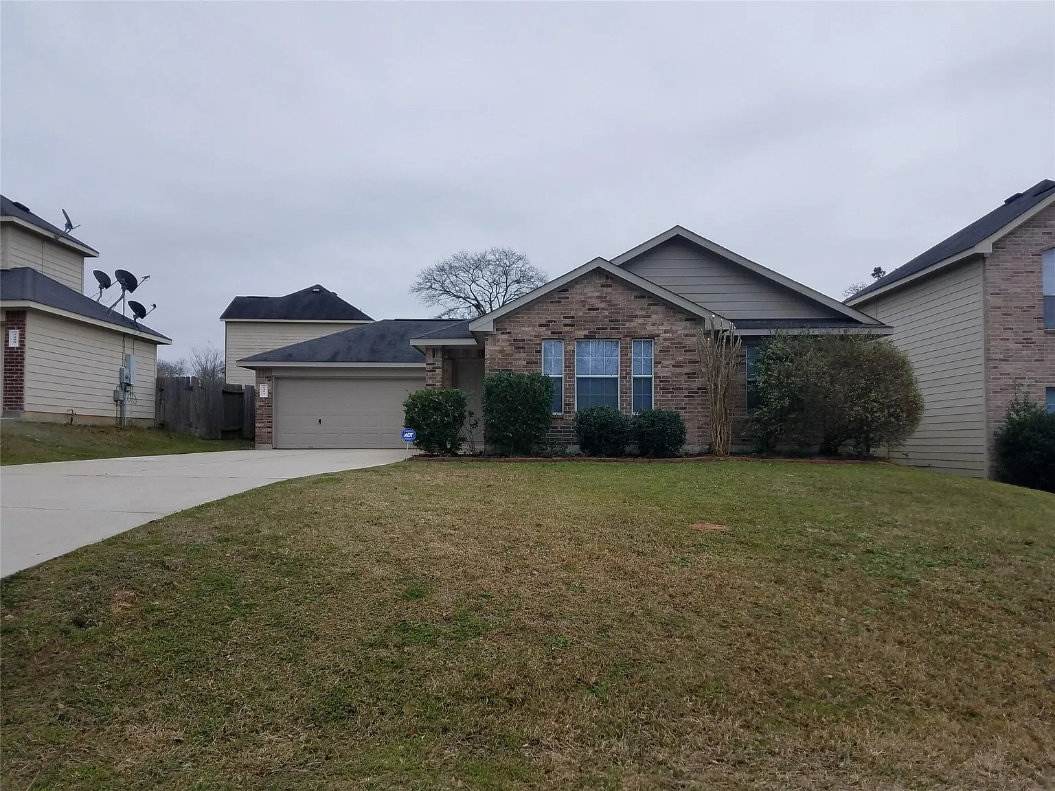 4 bed, 2.0 bath, 1328 sqft, $1,600 — Photo 1