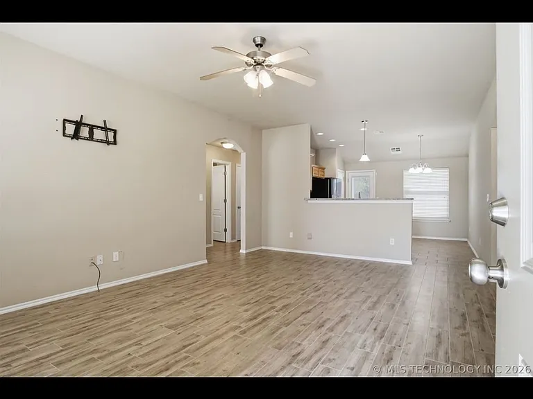 605 E Linden Ln — Photo 26