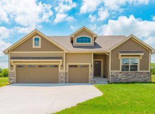 960 Breakwater Pl, Polk City, IA 50226