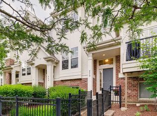 470 Grosvenor Ln, Aurora, IL 60504