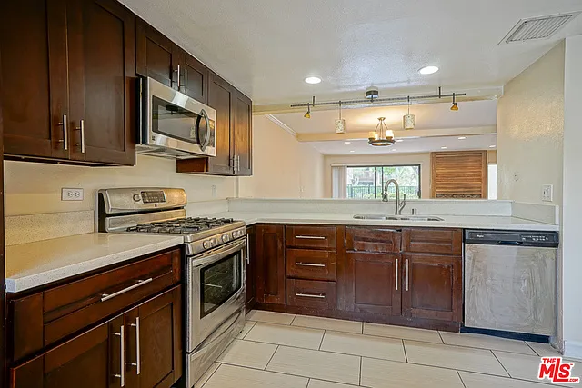 5760 Owensmouth Ave #14 — Photo 7