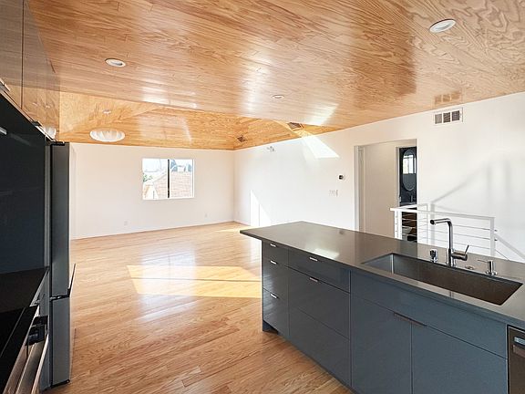 5th image of 431 Normandie Pl